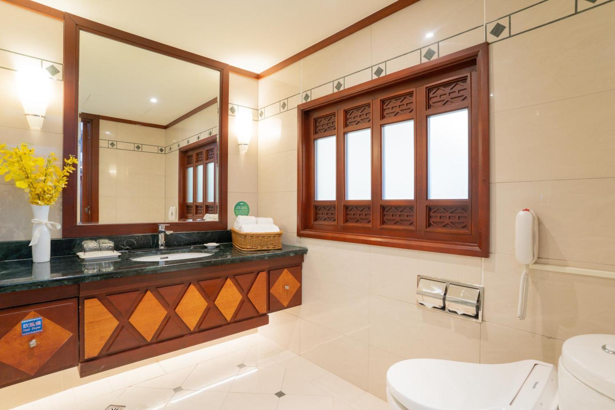 Formosan Naruwan Hotel Taitung Экстерьер фото A bathroom in a hotel