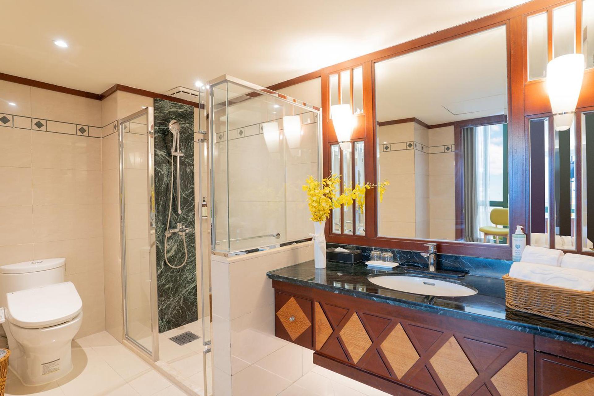 Formosan Naruwan Hotel Taitung Экстерьер фото A bathroom in a hotel